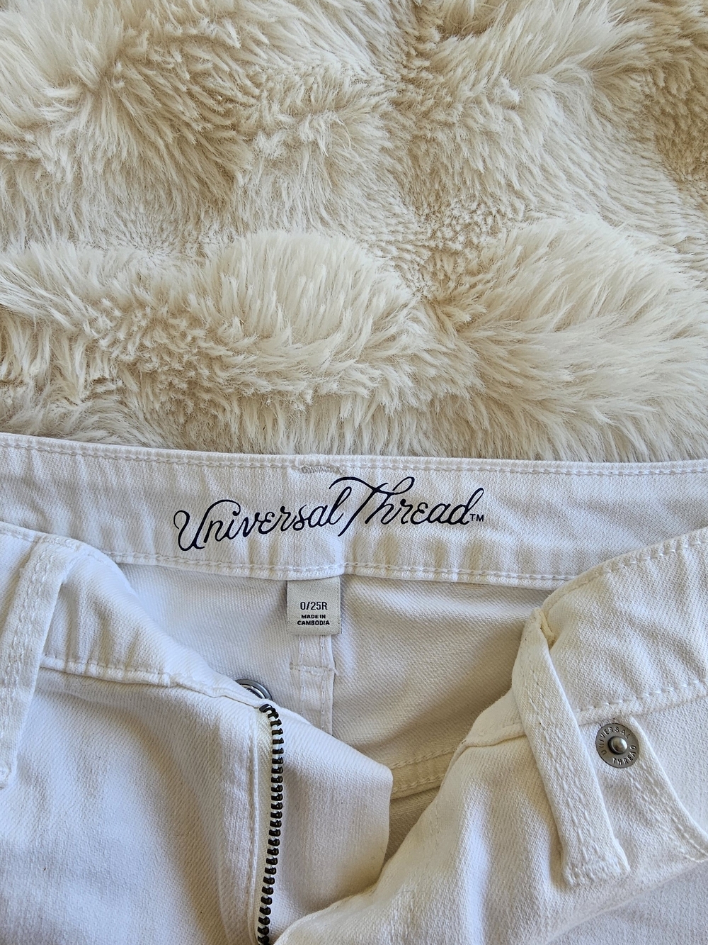 Universal Thread White Denim High-Rise Frayed Hem Shorts - Picture 3 of 3